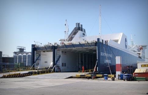 Feribotul Seatruck Pace la Docurile Brocklebank, Liverpool